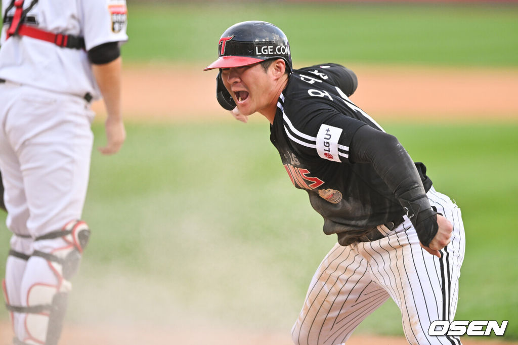 9일 수원KT위즈파크에서 2024 신한 SOL뱅크 KBO 포스트시즌 준플레이오프 4차전 KT 위즈와 LG 트윈스의 경기가 진행된다.이날 KT는 쿠에바스를, LG는 엔스를 선발투수로 내세웠다.8회초 1사 2루 LG 김현수의 동점 1타점 적시타때 2루 주자 오지환이 동점 득점 후 환호하고 있다.  2024.10.09 / soul1014@osen.co.kr