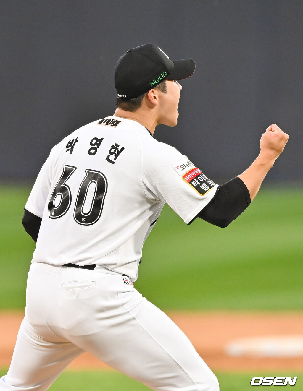 9일 수원KT위즈파크에서 2024 신한 SOL뱅크 KBO 포스트시즌 준플레이오프 4차전 KT 위즈와 LG 트윈스의 경기가 진행된다.이날 KT는 쿠에바스를, LG는 엔스를 선발투수로 내세웠다.연장 11회초 이닝종료 후 KT 박영현 투수가 환호하고 있다   2024.10.09 / soul1014@osen.co.kr