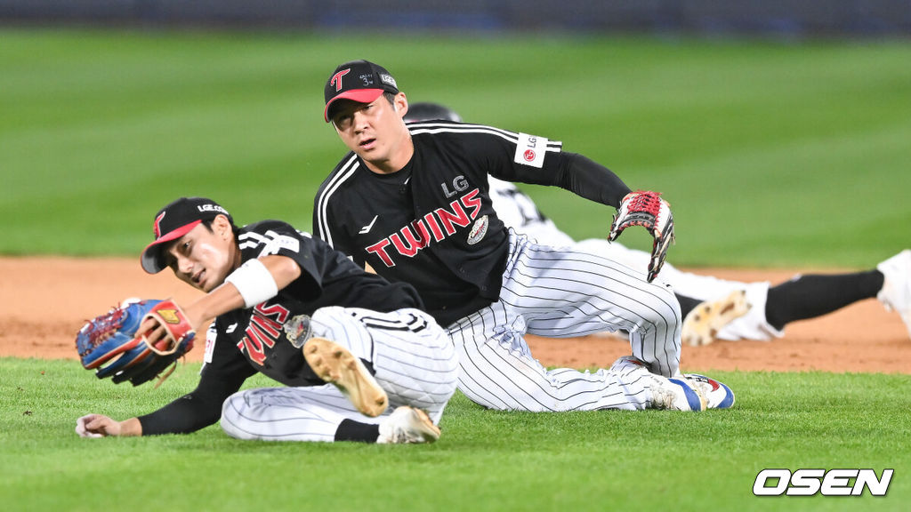 9일 수원KT위즈파크에서 2024 신한 SOL뱅크 KBO 포스트시즌 준플레이오프 4차전 KT 위즈와 LG 트윈스의 경기가 진행된다.이날 KT는 쿠에바스를, LG는 엔스를 선발투수로 내세웠다.연장 11회말 2사 만루 KT 심우준의 끝내기 안타때 오지환 유격수와 신민재 2루수가 충돌하며 타구를 놓치고 있다.  2024.10.09 / soul1014@osen.co.kr