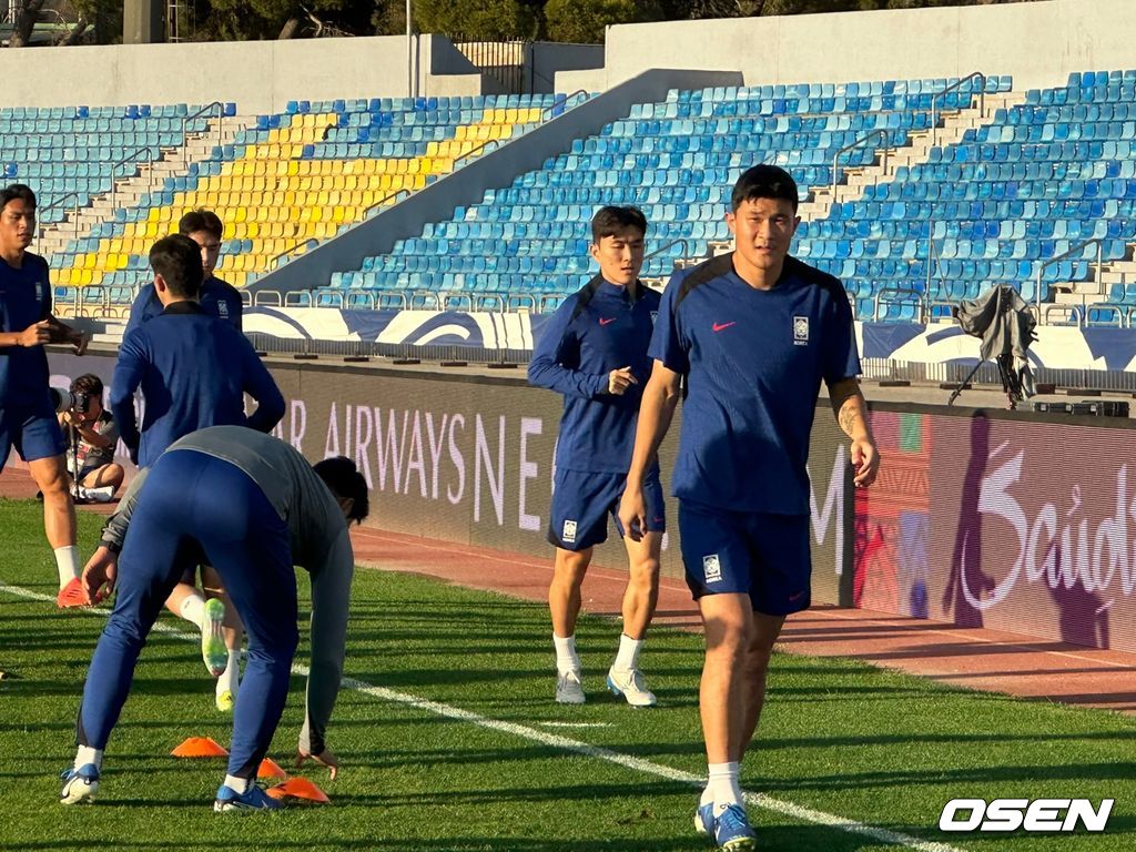 [사진] 대표팀 훈련을 주도하는 주장 김민재