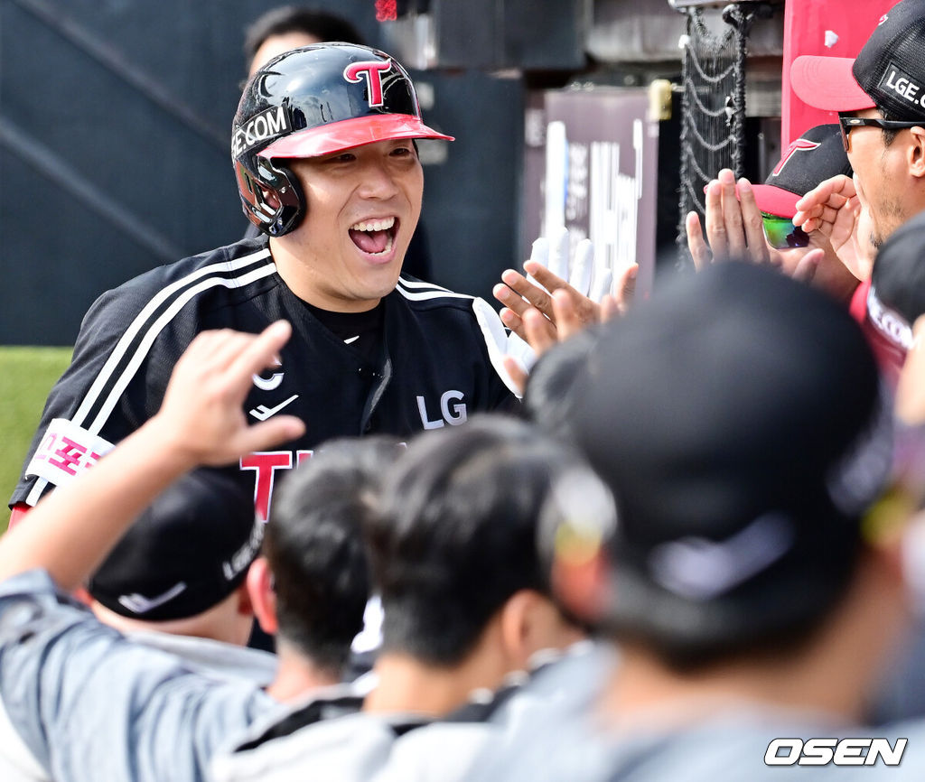 9일 수원KT위즈파크에서 2024 신한 SOL뱅크 KBO 포스트시즌 준플레이오프 4차전 KT 위즈와 LG 트윈스의 경기가 진행됐다.이날 KT는 쿠에바스를, LG는 엔스를 선발 투수로 내세웠다.2회초 2사 LG 김현수가 우중월 선취 솔로 홈런을 때린 후 덕아웃에서 기뻐하고 있다. 2024.10.09 /  rumi@osen.co.kr
