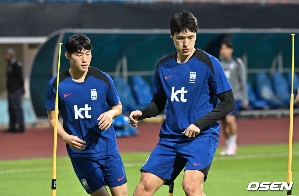 김도훈 임시 감독이 이끄는 한국 축구대표팀은 3일(이하 한국시간) 오후 8시부터 싱가포르 비샨에 위치한 비샨 스타디움에서 2026 국제축구연맹(FIFA) 북중미 월드컵 아시아 2차 예선 C조 5차전 싱가포르와 맞대결을 앞두고 첫 현지 훈련에 나섰다.한국과 싱가포르의 경기는 오는 6일 오후 9시 싱가포르 더 내셔널 스타디움에서 킥오프 한다.한국 축구대표팀 배준호, 박용우가 훈련을 하고있다. 2024.06.03 / cej@osen.co.kr