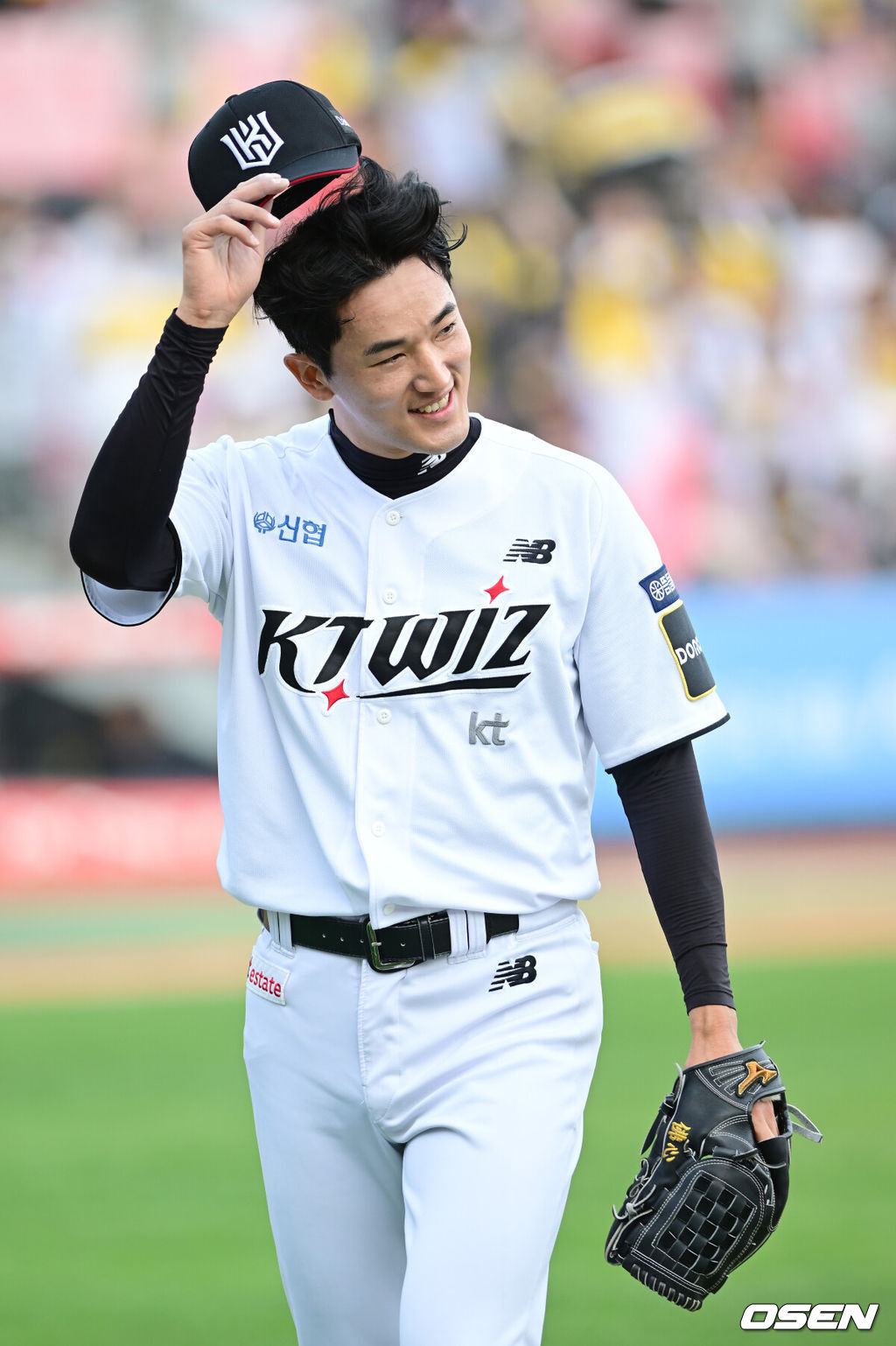 9일 수원KT위즈파크에서 2024 신한 SOL뱅크 KBO 포스트시즌 준플레이오프 4차전 KT 위즈와 LG 트윈스의 경기가 열렸다. 이날 KT는 엔스를, LG는 쿠에바스를 선발 투수로 내세웠다.8회초 무사 1루 KT 고영표가 교체되고 있다. ksl0919@osen.co.kr