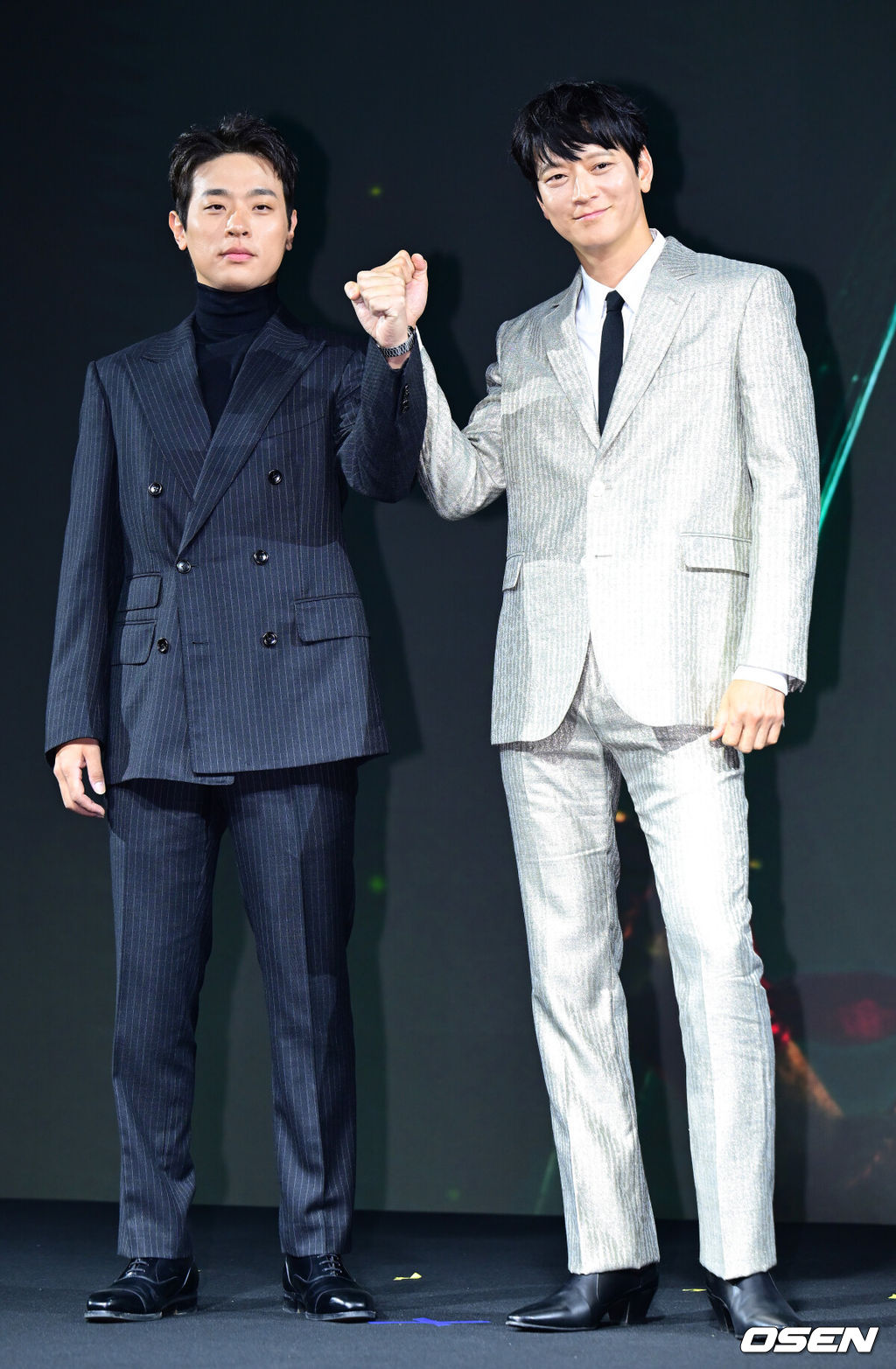 10일 오전 서울 종로구 JW 메리어트 동대문 스퀘어에서 넷플릭스 영화 '전, 란' 제작보고회가 열렸다. 이날 행사에는 김상만 감독, 배우 강동원, 박정민, 차승원, 김신록, 정성일이 참석했다. 배우 박정민, 강동원이 취재진을 향해 포즈를 취하고 있다. 2024.10.10 / ksl0919@osen.co.kr