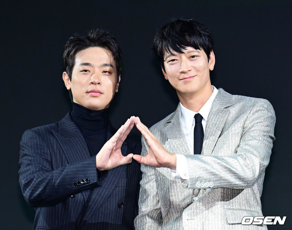 10일 오전 서울 종로구 JW 메리어트 동대문 스퀘어에서 넷플릭스 영화 '전, 란' 제작보고회가 열렸다. 이날 행사에는 김상만 감독, 배우 강동원, 박정민, 차승원, 김신록, 정성일이 참석했다. 배우 박정민, 강동원이 취재진을 향해 포즈를 취하고 있다. 2024.10.10 / ksl0919@osen.co.kr