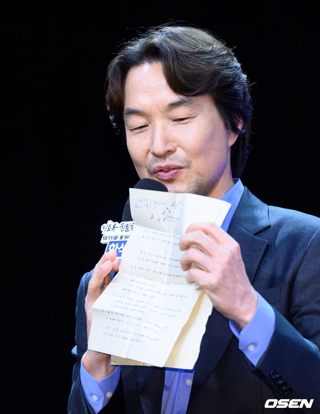 10일 오후 서울 26일 상암 MBC에서 MBC 새 금토드라마 '이토록 친밀한 배신자' 제작발표회가 열렸다.'이토록 친밀한 배신자'는 국내 최고의 프로파일러가 수사 중인 살인사건에 얽힌 딸의 비밀과 마주하고, 처절하게 무너져가며 심연 속의 진실을 쫓는 '부녀 스릴러' 드라마로 10월 11일 밤 9시 40분에 첫 방송된다.배우 한석규가 MBC 계약서를 보여주고 있다. 2024.10.10 /sunday@osen.co.kr