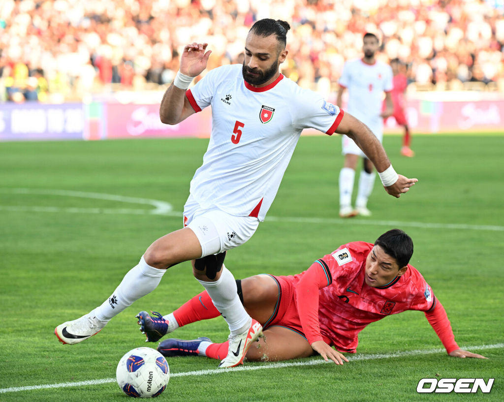 10일 오후(한국시간) 요르단 암만 국제경기장에서 2026 국제축구연맹(FIFA) 북중미월드컵 아시아 3차 예선 B조 3차전 한국과 요르단의 경기가 열렸다.다득점에서 앞선 요르단(1승1무, 4골)이 조 선두, 한국(1승1무, 3골)은 2위다. 한국이 조 선두를 탈환하려면 반드시 요르단을 잡아야 한다.전반 요르단 야잔 알아랍이 수비를 하고 있다. 2024.10.10 /spjj@osen.co.kr