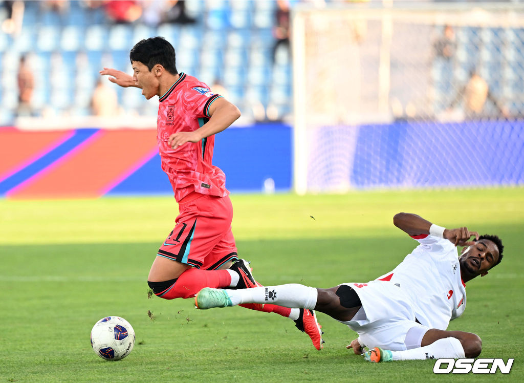 10일 오후(한국시간) 요르단 암만 국제경기장에서 2026 국제축구연맹(FIFA) 북중미월드컵 아시아 3차 예선 B조 3차전 한국과 요르단의 경기가 열렸다.다득점에서 앞선 요르단(1승1무, 4골)이 조 선두, 한국(1승1무, 3골)은 2위다. 한국이 조 선두를 탈환하려면 반드시 요르단을 잡아야 한다.전반 한국 황희찬이 태클에 걸려 넘어지고 있다. 2024.10.10 /spjj@osen.co.kr