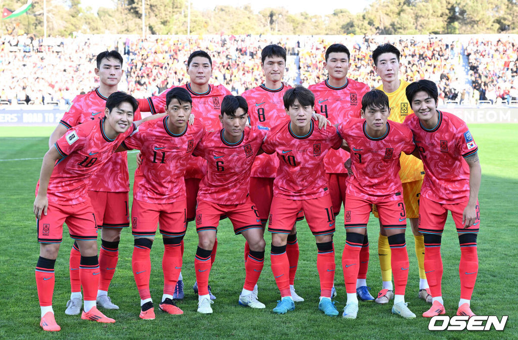 10일 오후(한국시간) 요르단 암만 국제경기장에서 2026 국제축구연맹(FIFA) 북중미월드컵 아시아 3차 예선 B조 3차전 한국과 요르단의 경기가 열렸다.다득점에서 앞선 요르단(1승1무, 4골)이 조 선두, 한국(1승1무, 3골)은 2위다. 한국이 조 선두를 탈환하려면 반드시 요르단을 잡아야 한다.경기에 앞서 한국 베스트일레븐이 기념촬영을 하고 있다. 2024.10.10 /spjj@osen.co.kr