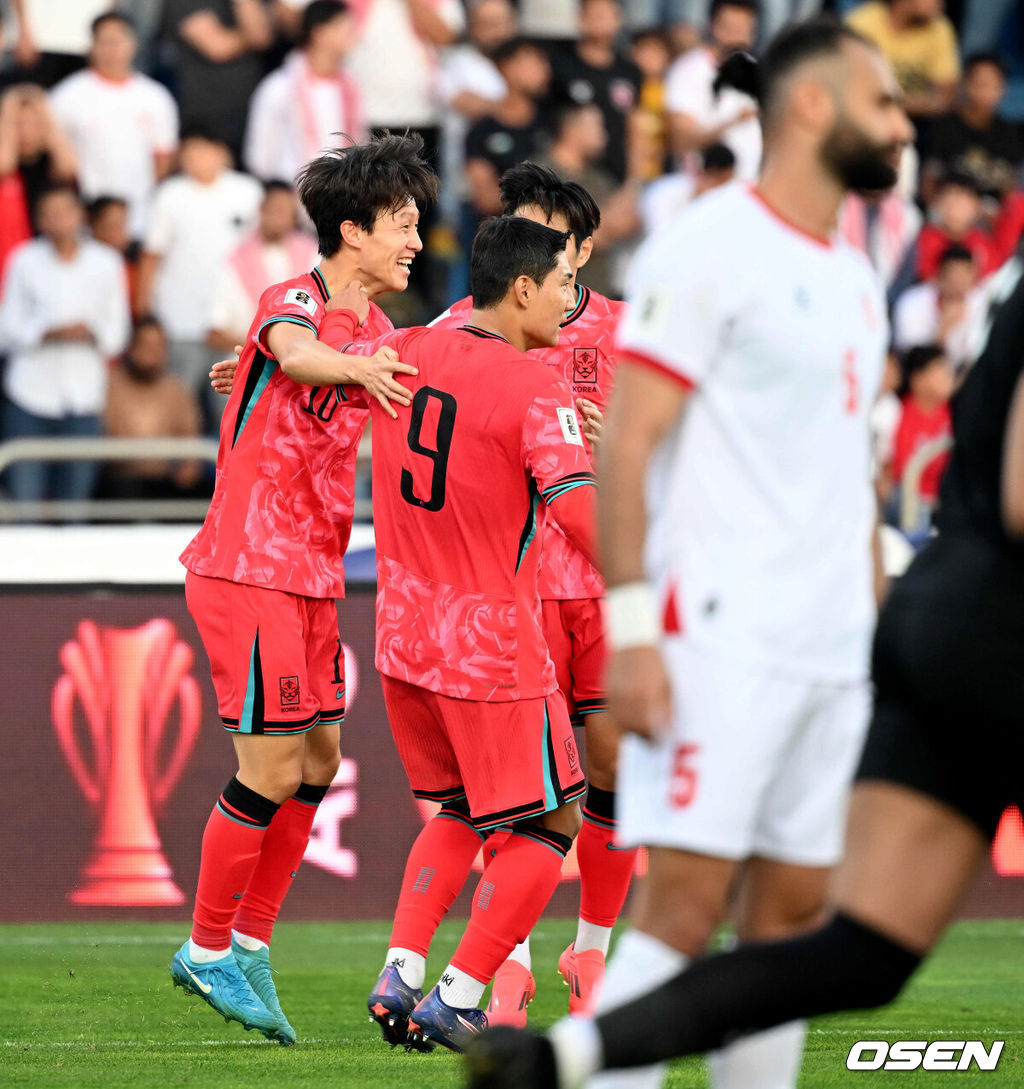 10일 오후(한국시간) 요르단 암만 국제경기장에서 2026 국제축구연맹(FIFA) 북중미월드컵 아시아 3차 예선 B조 3차전 한국과 요르단의 경기가 열렸다.다득점에서 앞선 요르단(1승1무, 4골)이 조 선두, 한국(1승1무, 3골)은 2위다. 한국이 조 선두를 탈환하려면 반드시 요르단을 잡아야 한다.전반 한국 이재성이 선제골을 성공시키고 환호하고 있다. 2024.10.10 /spjj@osen.co.kr