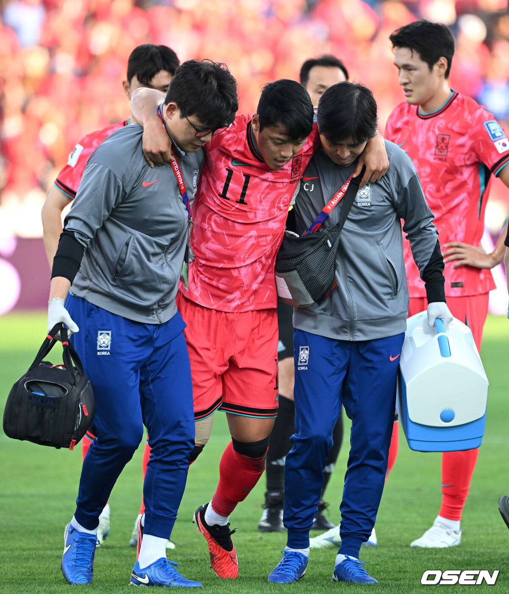 10일 오후(한국시간) 요르단 암만 국제경기장에서 2026 국제축구연맹(FIFA) 북중미월드컵 아시아 3차 예선 B조 3차전 한국과 요르단의 경기가 열렸다.다득점에서 앞선 요르단(1승1무, 4골)이 조 선두, 한국(1승1무, 3골)은 2위다. 한국이 조 선두를 탈환하려면 반드시 요르단을 잡아야 한다.전반 요르단 에흐산 하다드에게 반칙을 당한 한국 황희찬이 엄지성과 교체되고 있다. 2024.10.10 /spjj@osen.co.kr