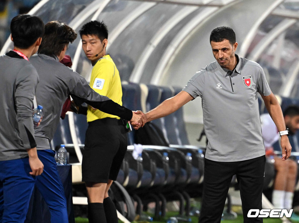 10일 오후(한국시간) 요르단 암만 국제경기장에서 2026 국제축구연맹(FIFA) 북중미월드컵 아시아 3차 예선 B조 3차전 한국과 요르단의 경기가 열렸다.다득점에서 앞선 요르단(1승1무, 4골)이 조 선두, 한국(1승1무, 3골)은 2위다. 한국이 조 선두를 탈환하려면 반드시 요르단을 잡아야 한다. 2024.10.10 /spjj@osen.co.kr주장 손흥민(32, 토트넘 홋스퍼)이 없어도, 연이어 부상 악재가 닥쳐도 충분히 강했다. 홍명보호가 요르단 원정에서 완승을 거두며 2023 카타르 아시안컵 설욕에 성공했다. 홍명보 감독이 지휘하는 축구대표팀은 10일 오후 11시(한국시간) 요르단 암만국제경기장에서 개최된 ‘2026 북중미 월드컵 아시아지역 3차 예선 3차전’에서 요르단을 2-0으로 꺾었다.경기 종료 후 요르단 자말 셀라미 감독이 한국 홍명보 감독과 인사를 나누고 있다. 2024.10.10 /spjj@osen.co.kr