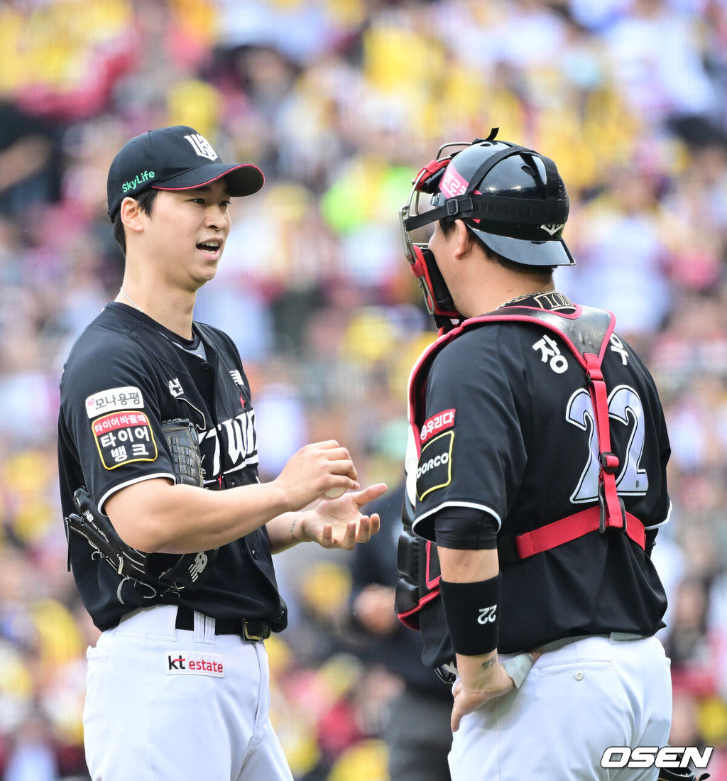 6일 서울 잠실야구장에서 ‘2024 신한 SOL뱅크 KBO 포스트시즌’ 준플레이오프 2차전 LG 트윈스와 KT 위즈의 경기가 열렸다.LG는 임찬규, KT는 엄상백을 선발 투수로 내세웠다.2회말 무사 1루 상황 KT 선발 엄상백과 포수 장성우가 마운드에서 대화를 나누고 있다. 2024.10.06 / dreamer@osen.co.kr