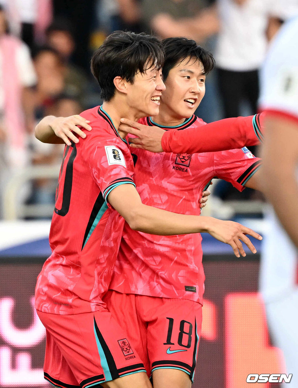 10일 오후(한국시간) 요르단 암만 국제경기장에서 2026 국제축구연맹(FIFA) 북중미월드컵 아시아 3차 예선 B조 3차전 한국과 요르단의 경기가 열렸다.다득점에서 앞선 요르단(1승1무, 4골)이 조 선두, 한국(1승1무, 3골)은 2위다. 한국이 조 선두를 탈환하려면 반드시 요르단을 잡아야 한다.전반 한국 이재성이 선제골을 성공시키고 이강인과 환호하고 있다. 2024.10.10 /spjj@osen.co.kr