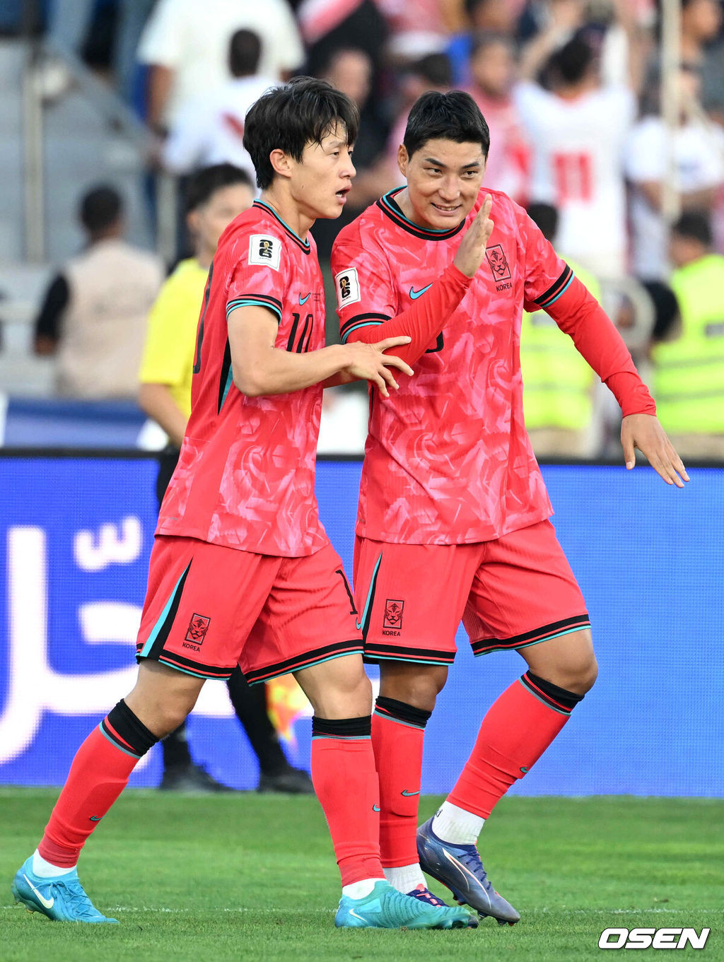 10일 오후(한국시간) 요르단 암만 국제경기장에서 2026 국제축구연맹(FIFA) 북중미월드컵 아시아 3차 예선 B조 3차전 한국과 요르단의 경기가 열렸다.다득점에서 앞선 요르단(1승1무, 4골)이 조 선두, 한국(1승1무, 3골)은 2위다. 한국이 조 선두를 탈환하려면 반드시 요르단을 잡아야 한다.전반 한국 이재성이 선제골을 성공시키고 주민규와 환호하고 있다. 2024.10.10 /spjj@osen.co.kr