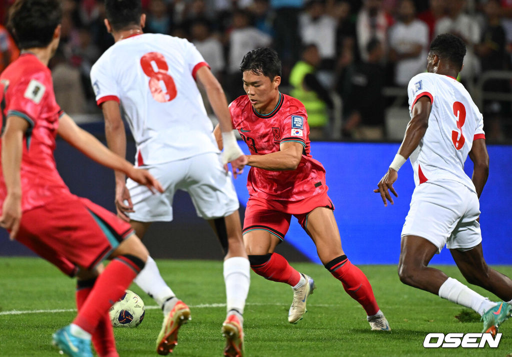 10일 오후(한국시간) 요르단 암만 국제경기장에서 2026 국제축구연맹(FIFA) 북중미월드컵 아시아 3차 예선 B조 3차전 한국과 요르단의 경기가 열렸다.다득점에서 앞선 요르단(1승1무, 4골)이 조 선두, 한국(1승1무, 3골)은 2위다. 한국이 조 선두를 탈환하려면 반드시 요르단을 잡아야 한다.후반 한국 오현규가 팀의 두 번째 골을 성공시키고 있다. 2024.10.10 /spjj@osen.co.kr