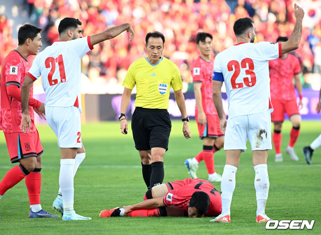 10일 오후(한국시간) 요르단 암만 국제경기장에서 2026 국제축구연맹(FIFA) 북중미월드컵 아시아 3차 예선 B조 3차전 한국과 요르단의 경기가 열렸다.다득점에서 앞선 요르단(1승1무, 4골)이 조 선두, 한국(1승1무, 3골)은 2위다. 한국이 조 선두를 탈환하려면 반드시 요르단을 잡아야 한다.전반 요르단 에흐산 하다드에게 반칙을 당한 한국 황희찬이 고통스러워하고 있다. 2024.10.10 /spjj@osen.co.kr