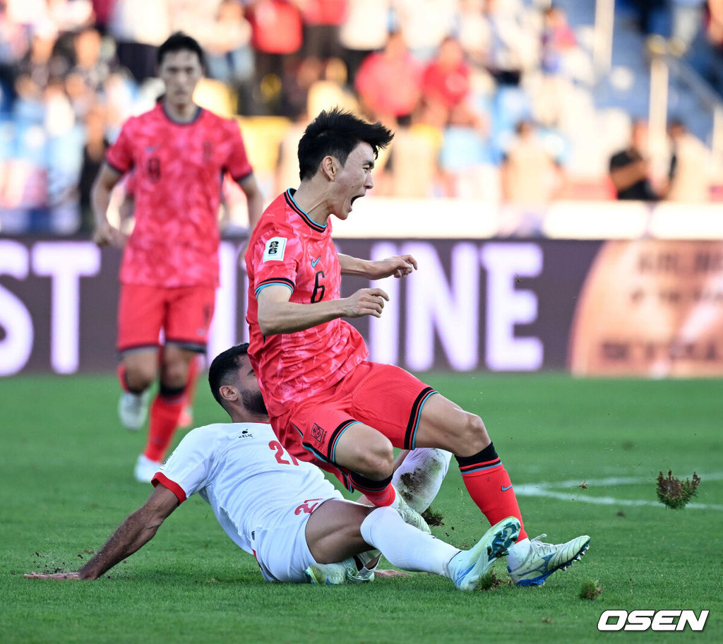 10일 오후(한국시간) 요르단 암만 국제경기장에서 2026 국제축구연맹(FIFA) 북중미월드컵 아시아 3차 예선 B조 3차전 한국과 요르단의 경기가 열렸다.다득점에서 앞선 요르단(1승1무, 4골)이 조 선두, 한국(1승1무, 3골)은 2위다. 한국이 조 선두를 탈환하려면 반드시 요르단을 잡아야 한다.전반 한국 황인범이 요르단의 거친 태클에 걸려 넘어지고 있다. 2024.10.10 /spjj@osen.co.kr