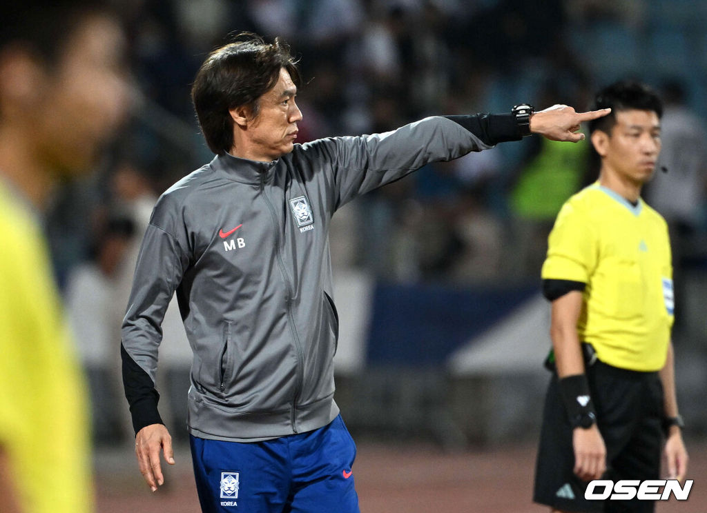 10일 오후(한국시간) 요르단 암만 국제경기장에서 2026 국제축구연맹(FIFA) 북중미월드컵 아시아 3차 예선 B조 3차전 한국과 요르단의 경기가 열렸다.다득점에서 앞선 요르단(1승1무, 4골)이 조 선두, 한국(1승1무, 3골)은 2위다. 한국이 조 선두를 탈환하려면 반드시 요르단을 잡아야 한다. 2024.10.10 /spjj@osen.co.kr주장 손흥민(32, 토트넘 홋스퍼)이 없어도, 연이어 부상 악재가 닥쳐도 충분히 강했다. 홍명보호가 요르단 원정에서 완승을 거두며 2023 카타르 아시안컵 설욕에 성공했다. 홍명보 감독이 지휘하는 축구대표팀은 10일 오후 11시(한국시간) 요르단 암만국제경기장에서 개최된 ‘2026 북중미 월드컵 아시아지역 3차 예선 3차전’에서 요르단을 2-0으로 꺾었다.후반 한국 홍명보 감독이 작전을 지시하고 있다. 2024.10.10 /spjj@osen.co.kr