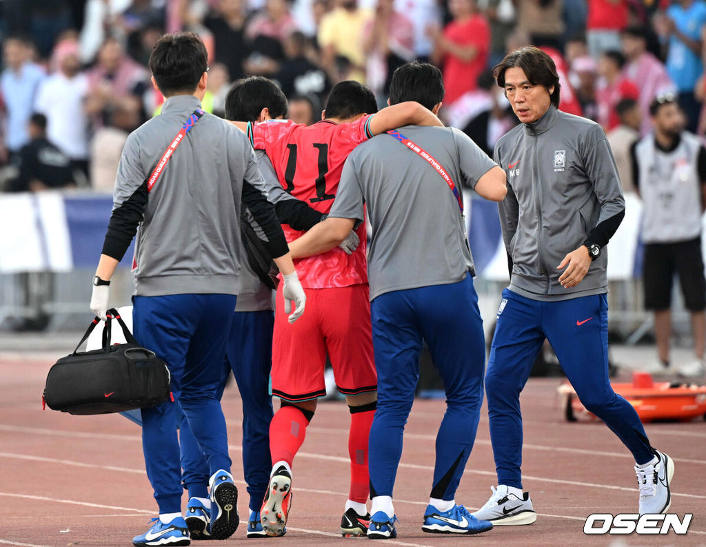 10일 오후(한국시간) 요르단 암만 국제경기장에서 2026 국제축구연맹(FIFA) 북중미월드컵 아시아 3차 예선 B조 3차전 한국과 요르단의 경기가 열렸다.다득점에서 앞선 요르단(1승1무, 4골)이 조 선두, 한국(1승1무, 3골)은 2위다. 한국이 조 선두를 탈환하려면 반드시 요르단을 잡아야 한다.전반 한국 홍명보 감독이 요르단 반칙에 교체된 황희찬을 걱정스러운 시선으로 바라보고 있다. 2024.10.10 /spjj@osen.co.kr