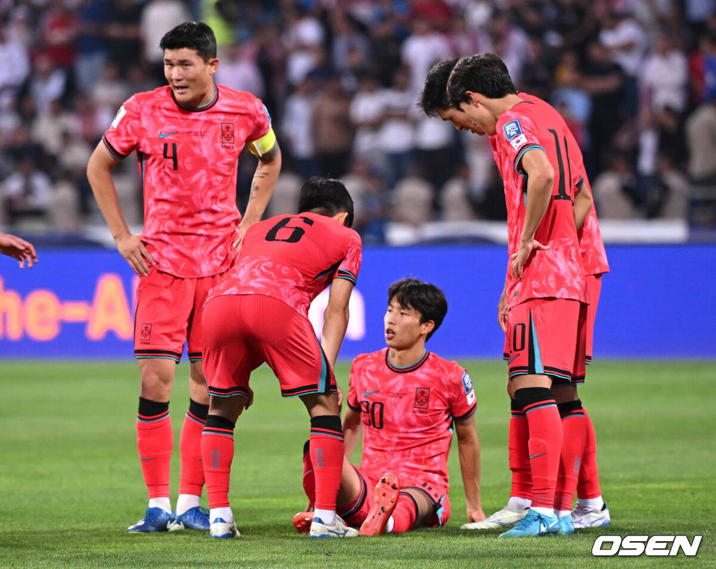 10일 오후(한국시간) 요르단 암만 국제경기장에서 2026 국제축구연맹(FIFA) 북중미월드컵 아시아 3차 예선 B조 3차전 한국과 요르단의 경기가 열렸다.다득점에서 앞선 요르단(1승1무, 4골)이 조 선두, 한국(1승1무, 3골)은 2위다. 한국이 조 선두를 탈환하려면 반드시 요르단을 잡아야 한다.후반 그라운드에 쓰러진 한국 엄지성이 교체를 준비하고 있다. 2024.10.10 /spjj@osen.co.kr