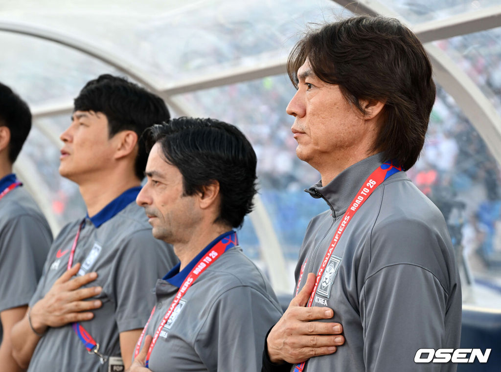 10일 오후(한국시간) 요르단 암만 국제경기장에서 2026 국제축구연맹(FIFA) 북중미월드컵 아시아 3차 예선 B조 3차전 한국과 요르단의 경기가 열렸다.다득점에서 앞선 요르단(1승1무, 4골)이 조 선두, 한국(1승1무, 3골)은 2위다. 한국이 조 선두를 탈환하려면 반드시 요르단을 잡아야 한다.경기에 앞서 한국 홍명보 감독이 국민의례를 하고 있다. 2024.10.10 /spjj@osen.co.kr