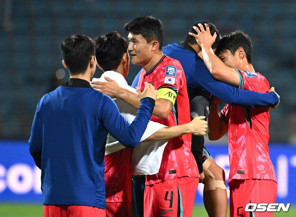 10일 오후(한국시간) 요르단 암만 국제경기장에서 2026 국제축구연맹(FIFA) 북중미월드컵 아시아 3차 예선 B조 3차전 한국과 요르단의 경기가 열렸다.다득점에서 앞선 요르단(1승1무, 4골)이 조 선두, 한국(1승1무, 3골)은 2위다. 한국이 조 선두를 탈환하려면 반드시 요르단을 잡아야 한다. 2024.10.10 /spjj@osen.co.kr주장 손흥민(32, 토트넘 홋스퍼)이 없어도, 연이어 부상 악재가 닥쳐도 충분히 강했다. 홍명보호가 요르단 원정에서 완승을 거두며 2023 카타르 아시안컵 설욕에 성공했다. 홍명보 감독이 지휘하는 축구대표팀은 10일 오후 11시(한국시간) 요르단 암만국제경기장에서 개최된 ‘2026 북중미 월드컵 아시아지역 3차 예선 3차전’에서 요르단을 2-0으로 꺾었다.경기 종료 후 한국 김민재가 동료들과 승리의 기쁨을 나누고 있다. 2024.10.10 /spjj@osen.co.kr