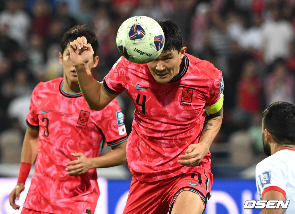 10일 오후(한국시간) 요르단 암만 국제경기장에서 2026 국제축구연맹(FIFA) 북중미월드컵 아시아 3차 예선 B조 3차전 한국과 요르단의 경기가 열렸다.다득점에서 앞선 요르단(1승1무, 4골)이 조 선두, 한국(1승1무, 3골)은 2위다. 한국이 조 선두를 탈환하려면 반드시 요르단을 잡아야 한다.후반 한국 김민재가 수비를 하고 있다. 2024.10.10 /spjj@osen.co.kr