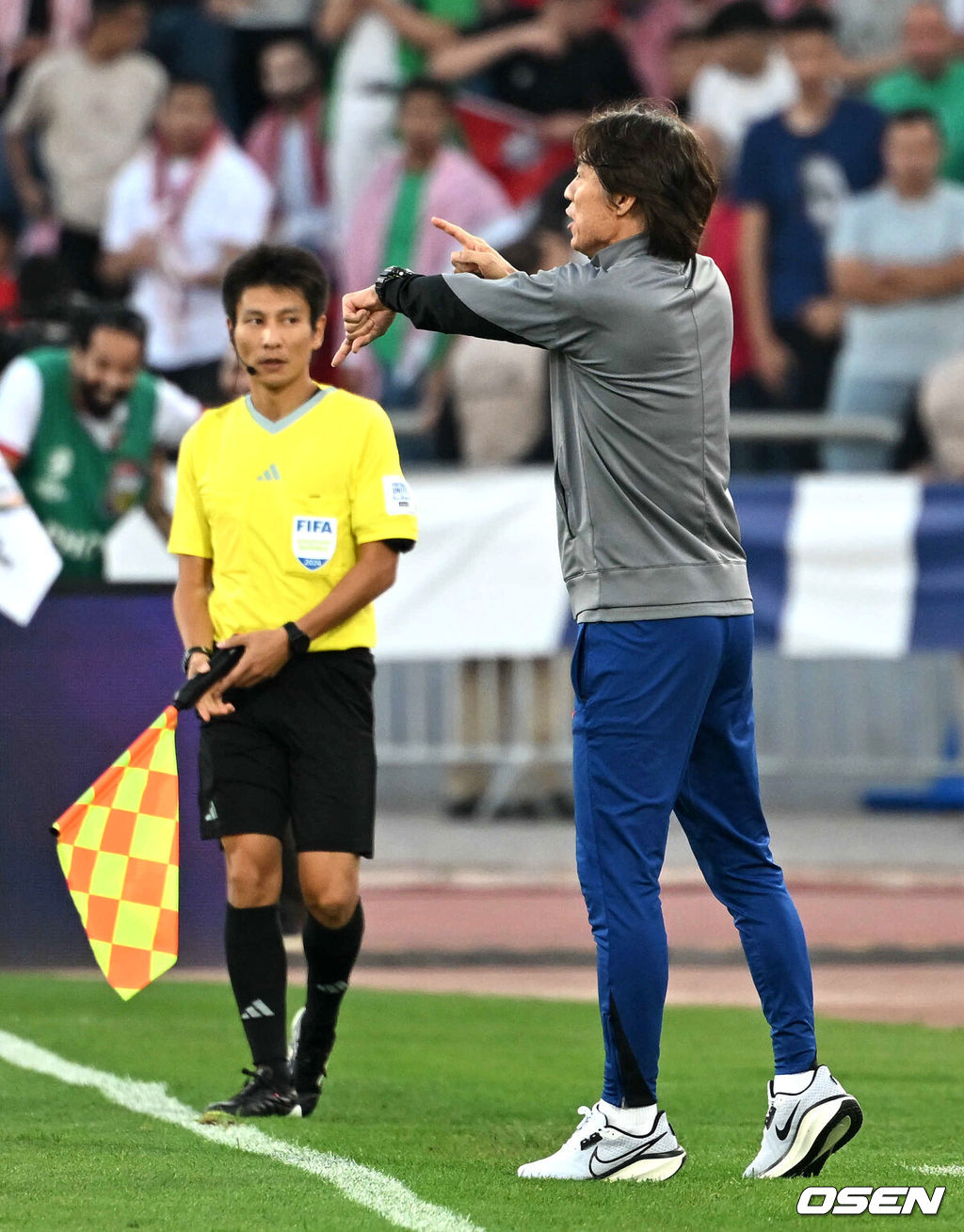 10일 오후(한국시간) 요르단 암만 국제경기장에서 2026 국제축구연맹(FIFA) 북중미월드컵 아시아 3차 예선 B조 3차전 한국과 요르단의 경기가 열렸다.다득점에서 앞선 요르단(1승1무, 4골)이 조 선두, 한국(1승1무, 3골)은 2위다. 한국이 조 선두를 탈환하려면 반드시 요르단을 잡아야 한다.전반 한국 홍명보 감독이 작전을 지시하고 있다. 2024.10.10 /spjj@osen.co.kr