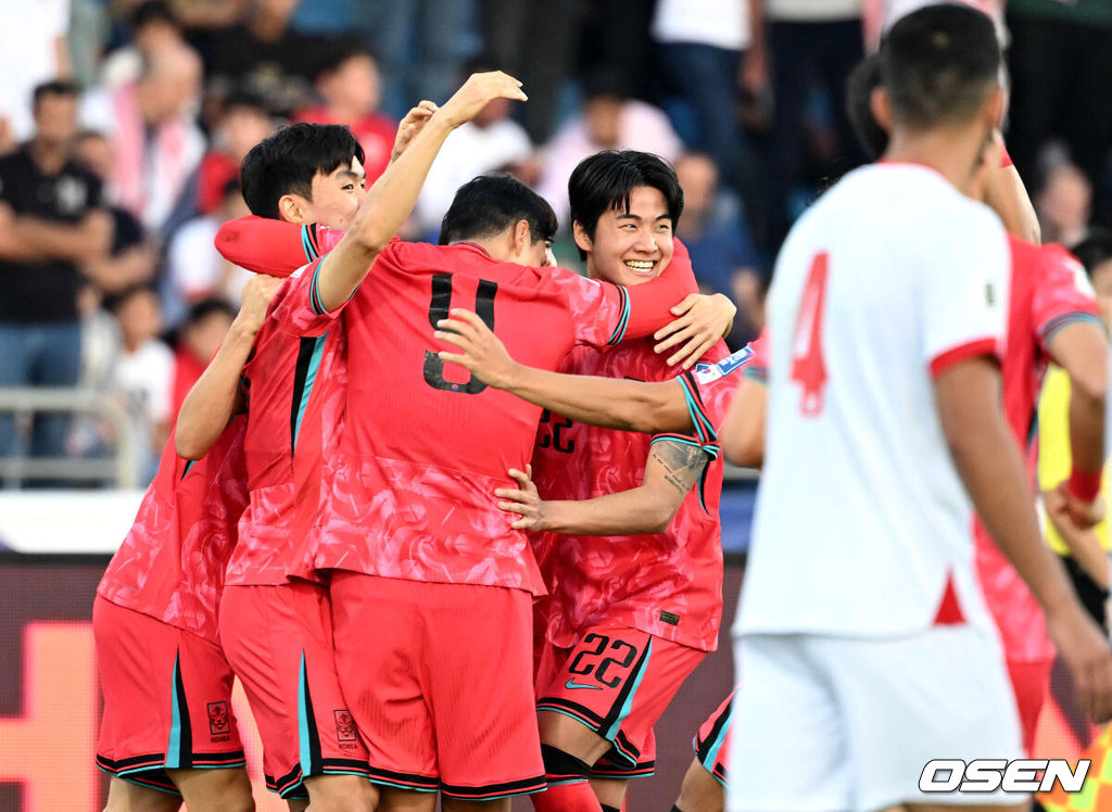 10일 오후(한국시간) 요르단 암만 국제경기장에서 2026 국제축구연맹(FIFA) 북중미월드컵 아시아 3차 예선 B조 3차전 한국과 요르단의 경기가 열렸다.다득점에서 앞선 요르단(1승1무, 4골)이 조 선두, 한국(1승1무, 3골)은 2위다. 한국이 조 선두를 탈환하려면 반드시 요르단을 잡아야 한다.전반 한국 이재성이 선제골을 성공시키고 동료들과 환호하고 있다. 2024.10.10 /spjj@osen.co.kr