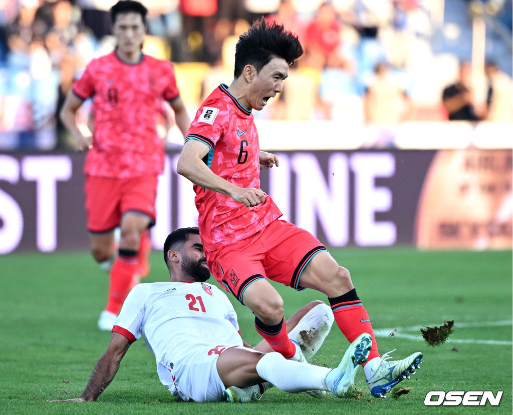 10일 오후(한국시간) 요르단 암만 국제경기장에서 2026 국제축구연맹(FIFA) 북중미월드컵 아시아 3차 예선 B조 3차전 한국과 요르단의 경기가 열렸다.다득점에서 앞선 요르단(1승1무, 4골)이 조 선두, 한국(1승1무, 3골)은 2위다. 한국이 조 선두를 탈환하려면 반드시 요르단을 잡아야 한다.전반 한국 황인범이 요르단의 거친 태클에 걸려 넘어지고 있다. 2024.10.10 /spjj@osen.co.kr