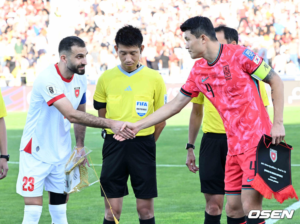 10일 오후(한국시간) 요르단 암만 국제경기장에서 2026 국제축구연맹(FIFA) 북중미월드컵 아시아 3차 예선 B조 3차전 한국과 요르단의 경기가 열렸다.다득점에서 앞선 요르단(1승1무, 4골)이 조 선두, 한국(1승1무, 3골)은 2위다. 한국이 조 선두를 탈환하려면 반드시 요르단을 잡아야 한다.경기에 앞서 한국 김민재가 요르단 주장 에흐산 하다드와 악수를 나누고 있다. 2024.10.10 /spjj@osen.co.kr