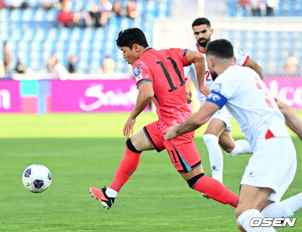 10일 오후(한국시간) 요르단 암만 국제경기장에서 2026 국제축구연맹(FIFA) 북중미월드컵 아시아 3차 예선 B조 3차전 한국과 요르단의 경기가 열렸다.다득점에서 앞선 요르단(1승1무, 4골)이 조 선두, 한국(1승1무, 3골)은 2위다. 한국이 조 선두를 탈환하려면 반드시 요르단을 잡아야 한다.전반 한국 황희찬이 드리블 돌파를 하고 있다. 2024.10.10 /spjj@osen.co.kr