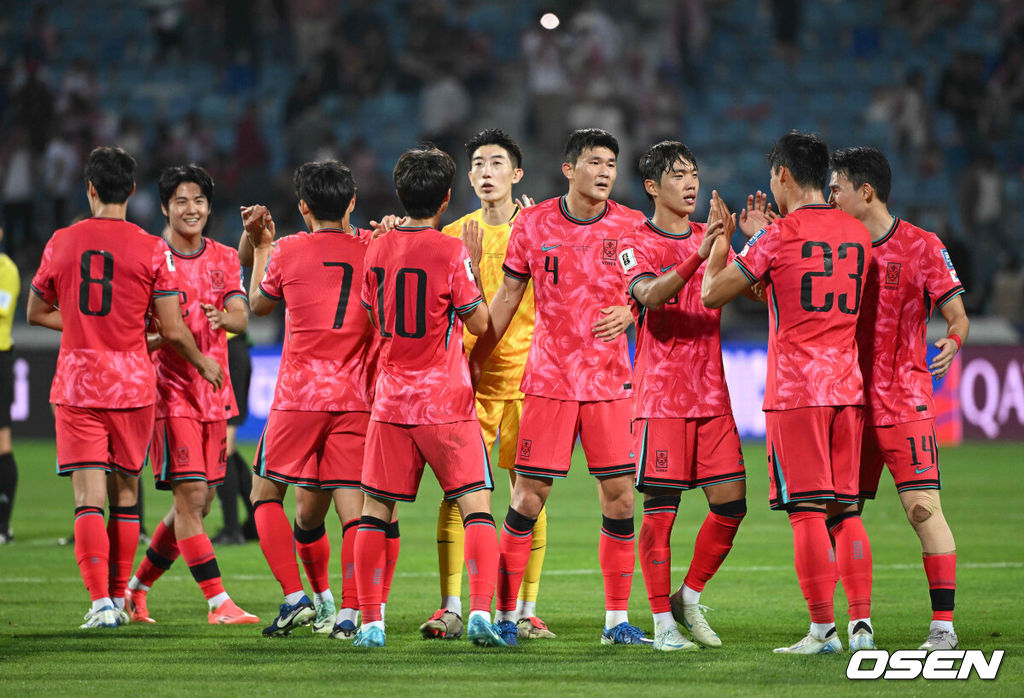 10일 오후(한국시간) 요르단 암만 국제경기장에서 2026 국제축구연맹(FIFA) 북중미월드컵 아시아 3차 예선 B조 3차전 한국과 요르단의 경기가 열렸다.다득점에서 앞선 요르단(1승1무, 4골)이 조 선두, 한국(1승1무, 3골)은 2위다. 한국이 조 선두를 탈환하려면 반드시 요르단을 잡아야 한다. 2024.10.10 /spjj@osen.co.kr주장 손흥민(32, 토트넘 홋스퍼)이 없어도, 연이어 부상 악재가 닥쳐도 충분히 강했다. 홍명보호가 요르단 원정에서 완승을 거두며 2023 카타르 아시안컵 설욕에 성공했다. 홍명보 감독이 지휘하는 축구대표팀은 10일 오후 11시(한국시간) 요르단 암만국제경기장에서 개최된 ‘2026 북중미 월드컵 아시아지역 3차 예선 3차전’에서 요르단을 2-0으로 꺾었다.경기 종료 후 한국 선수들이 승리의 기쁨을 나누고 있다. 2024.10.10 /spjj@osen.co.kr