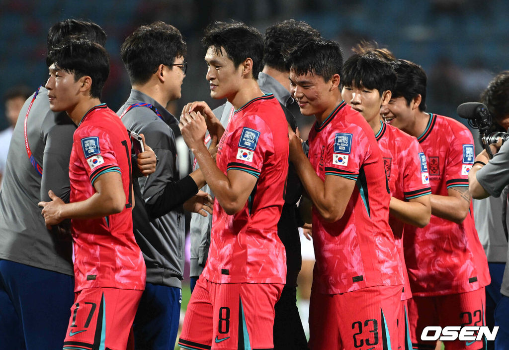 10일 오후(한국시간) 요르단 암만 국제경기장에서 2026 국제축구연맹(FIFA) 북중미월드컵 아시아 3차 예선 B조 3차전 한국과 요르단의 경기가 열렸다.다득점에서 앞선 요르단(1승1무, 4골)이 조 선두, 한국(1승1무, 3골)은 2위다. 한국이 조 선두를 탈환하려면 반드시 요르단을 잡아야 한다. 2024.10.10 /spjj@osen.co.kr주장 손흥민(32, 토트넘 홋스퍼)이 없어도, 연이어 부상 악재가 닥쳐도 충분히 강했다. 홍명보호가 요르단 원정에서 완승을 거두며 2023 카타르 아시안컵 설욕에 성공했다. 홍명보 감독이 지휘하는 축구대표팀은 10일 오후 11시(한국시간) 요르단 암만국제경기장에서 개최된 ‘2026 북중미 월드컵 아시아지역 3차 예선 3차전’에서 요르단을 2-0으로 꺾었다.경기 종료 후 한국 배준호, 박용우, 오현규, 홍현석, 설영우가 승리의 기쁨을 나누고 있다. 2024.10.10 /spjj@osen.co.kr