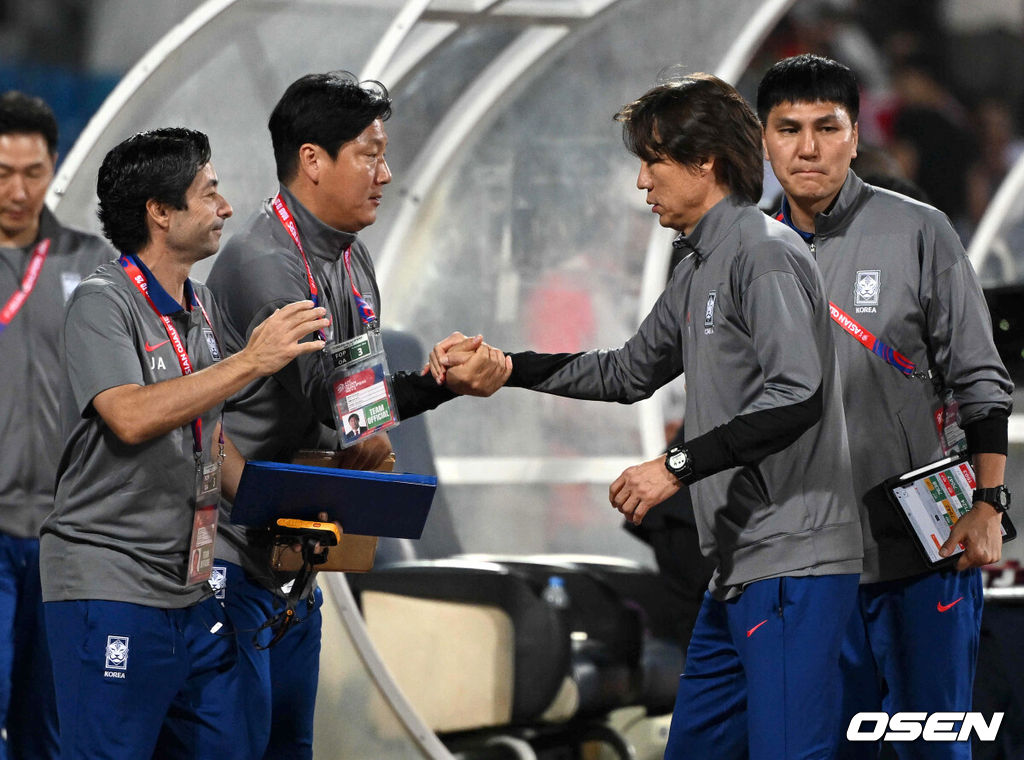 10일 오후(한국시간) 요르단 암만 국제경기장에서 2026 국제축구연맹(FIFA) 북중미월드컵 아시아 3차 예선 B조 3차전 한국과 요르단의 경기가 열렸다.다득점에서 앞선 요르단(1승1무, 4골)이 조 선두, 한국(1승1무, 3골)은 2위다. 한국이 조 선두를 탈환하려면 반드시 요르단을 잡아야 한다. 2024.10.10 /spjj@osen.co.kr주장 손흥민(32, 토트넘 홋스퍼)이 없어도, 연이어 부상 악재가 닥쳐도 충분히 강했다. 홍명보호가 요르단 원정에서 완승을 거두며 2023 카타르 아시안컵 설욕에 성공했다. 홍명보 감독이 지휘하는 축구대표팀은 10일 오후 11시(한국시간) 요르단 암만국제경기장에서 개최된 ‘2026 북중미 월드컵 아시아지역 3차 예선 3차전’에서 요르단을 2-0으로 꺾었다.경기 종료 후 한국 홍명보 감독이 코치진과 승리의 기쁨을 나누고 있다. 2024.10.10 /spjj@osen.co.kr