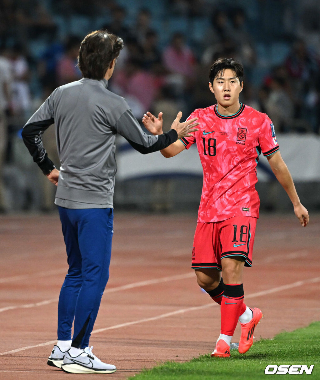 10일 오후(한국시간) 요르단 암만 국제경기장에서 2026 국제축구연맹(FIFA) 북중미월드컵 아시아 3차 예선 B조 3차전 한국과 요르단의 경기가 열렸다.다득점에서 앞선 요르단(1승1무, 4골)이 조 선두, 한국(1승1무, 3골)은 2위다. 한국이 조 선두를 탈환하려면 반드시 요르단을 잡아야 한다.후반 한국 이강인이 교체되며 홍명보 감독과 하이파이브를 하고 있다. 2024.10.10 /spjj@osen.co.kr