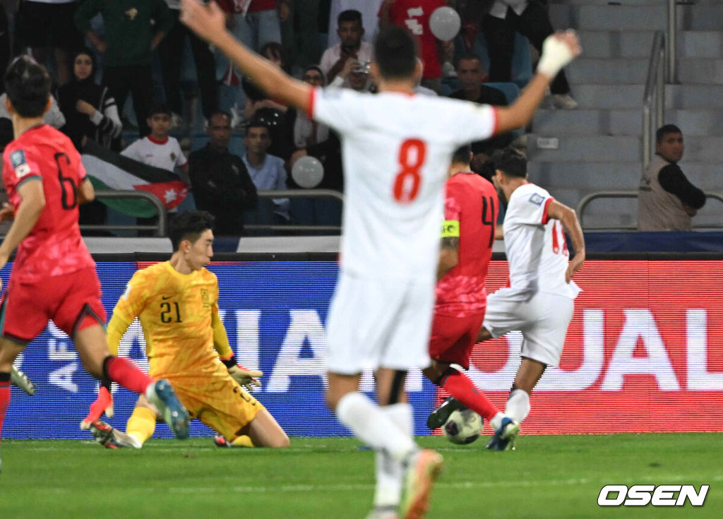 10일 오후(한국시간) 요르단 암만 국제경기장에서 2026 국제축구연맹(FIFA) 북중미월드컵 아시아 3차 예선 B조 3차전 한국과 요르단의 경기가 열렸다.다득점에서 앞선 요르단(1승1무, 4골)이 조 선두, 한국(1승1무, 3골)은 2위다. 한국이 조 선두를 탈환하려면 반드시 요르단을 잡아야 한다. 2024.10.10 /spjj@osen.co.kr주장 손흥민(32, 토트넘 홋스퍼)이 없어도, 연이어 부상 악재가 닥쳐도 충분히 강했다. 홍명보호가 요르단 원정에서 완승을 거두며 2023 카타르 아시안컵 설욕에 성공했다. 홍명보 감독이 지휘하는 축구대표팀은 10일 오후 11시(한국시간) 요르단 암만국제경기장에서 개최된 ‘2026 북중미 월드컵 아시아지역 3차 예선 3차전’에서 요르단을 2-0으로 꺾었다.후반 한국 조현우가 요르단의 공격을 막고 있다. 2024.10.10 /spjj@osen.co.kr