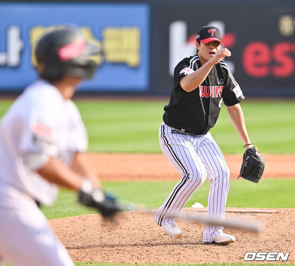 9일 수원KT위즈파크에서 2024 신한 SOL뱅크 KBO 포스트시즌 준플레이오프 4차전 KT 위즈와 LG 트윈스의 경기가 진행된다.이날 KT는 쿠에바스를, LG는 엔스를 선발투수로 내세웠다.5회말 LG 김진성 투수가 KT 선두타자 강백호에게 솔로홈런을 허용한뒤 아쉬워하고 있다    2024.10.09 / soul1014@osen.co.kr