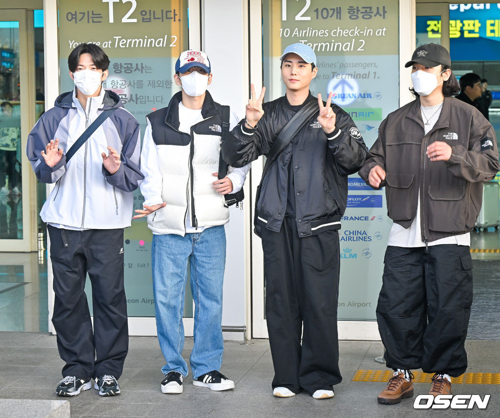 데이식스,&apos;훈훈한 손인사와 함께 출국&apos;