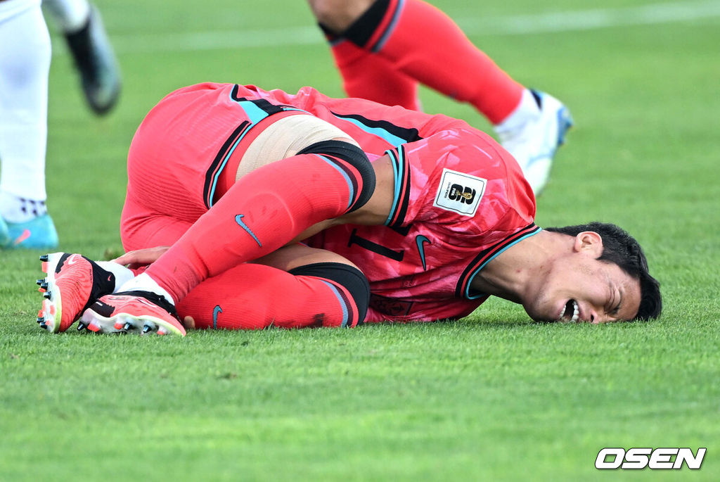 10일 오후(한국시간) 요르단 암만 국제경기장에서 2026 국제축구연맹(FIFA) 북중미월드컵 아시아 3차 예선 B조 3차전 한국과 요르단의 경기가 열렸다.다득점에서 앞선 요르단(1승1무, 4골)이 조 선두, 한국(1승1무, 3골)은 2위다. 한국이 조 선두를 탈환하려면 반드시 요르단을 잡아야 한다.전반 한국 황희찬이 요르단 압달라 나십의 반칙에 고통스러워하고 있다. 2024.10.10 /spjj@osen.co.kr