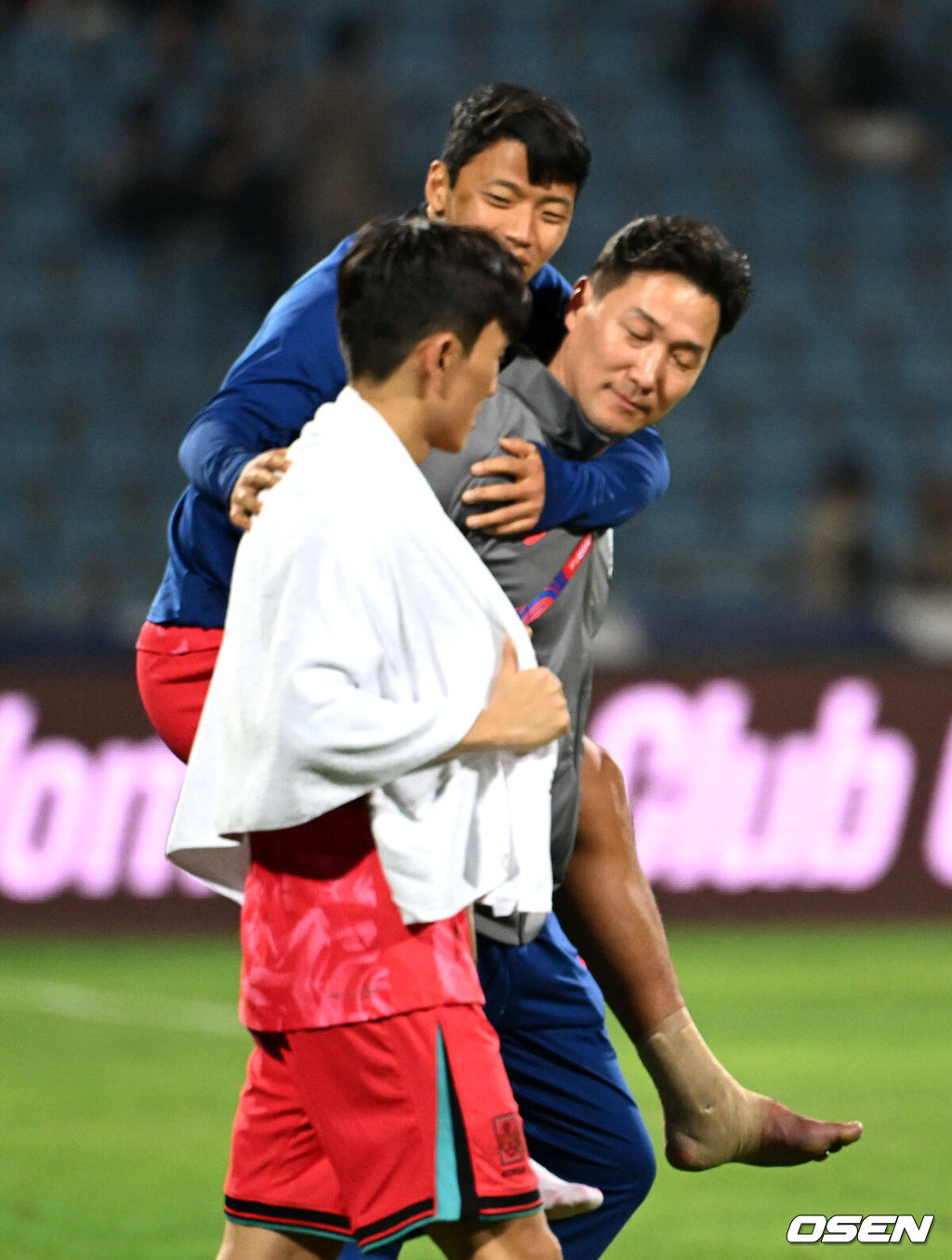 10일 오후(한국시간) 요르단 암만 국제경기장에서 2026 국제축구연맹(FIFA) 북중미월드컵 아시아 3차 예선 B조 3차전 한국과 요르단의 경기가 열렸다.다득점에서 앞선 요르단(1승1무, 4골)이 조 선두, 한국(1승1무, 3골)은 2위다. 한국이 조 선두를 탈환하려면 반드시 요르단을 잡아야 한다. 2024.10.10 /spjj@osen.co.kr주장 손흥민(32, 토트넘 홋스퍼)이 없어도, 연이어 부상 악재가 닥쳐도 충분히 강했다. 홍명보호가 요르단 원정에서 완승을 거두며 2023 카타르 아시안컵 설욕에 성공했다. 홍명보 감독이 지휘하는 축구대표팀은 10일 오후 11시(한국시간) 요르단 암만국제경기장에서 개최된 ‘2026 북중미 월드컵 아시아지역 3차 예선 3차전’에서 요르단을 2-0으로 꺾었다.경기 종료 후 코칭스태프에 업혀 그라운드에 나온 한국 황희찬이 동료들과 승리의 기쁨을 나누고 있다. 2024.10.10 /spjj@osen.co.kr