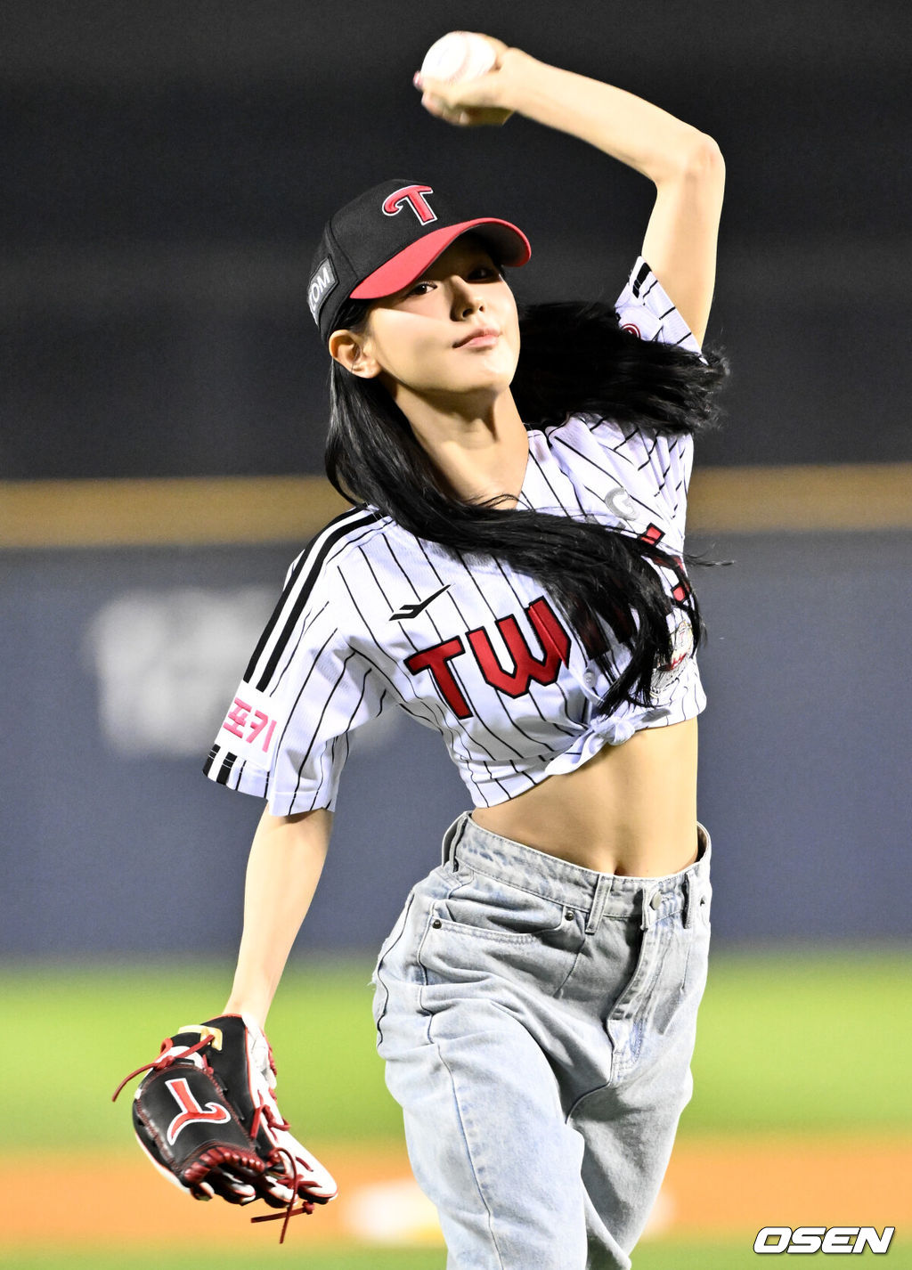 11일 서울 잠실야구장에서 ‘2024 신한 SOL뱅크 KBO 포스트시즌’ 준플레이오프 5차전 LG 트윈스와 KT 위즈의 경기가 열렸다.LG는 임찬규, KT는 엄상백을 5차전 선발 투수로 내세웠다.(여자)아이들 미연이 시구를 하고 있다. 2024.10.11 /cej@osen.co.kr