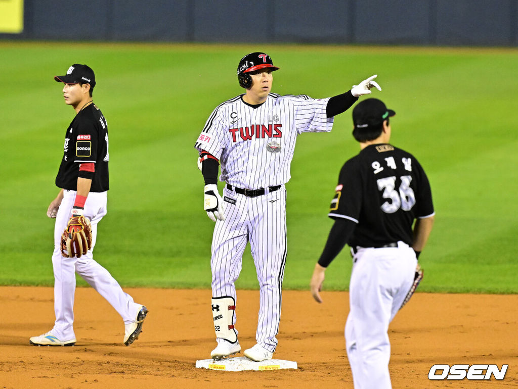 11일 서울 잠실야구장에서 ‘2024 신한 SOL뱅크 KBO 포스트시즌’ 준플레이오프 5차전 LG 트윈스와 KT 위즈의 경기가 열렸다.LG는 임찬규, KT는 엄상백을 선발 투수로 내세웠다.1회말 2사 2루에서 LG 김현수가 1타점 적시 2루타를 날리고 홈런 여부를 어필하고 있다. 2024.10.11 / jpnews@osen.co.kr