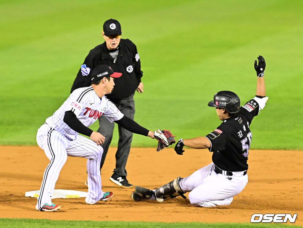 11일 서울 잠실야구장에서 ‘2024 신한 SOL뱅크 KBO 포스트시즌’ 준플레이오프 5차전 LG 트윈스와 KT 위즈의 경기가 열렸다.LG는 임찬규, KT는 엄상백을 선발 투수로 내세웠다.2회초 무사에서 KT 강백호가 우전 안타를 날리고 2루에서 LG 오지환에 태그아웃을 당하고 있다. 2024.10.11 / jpnews@osen.co.kr