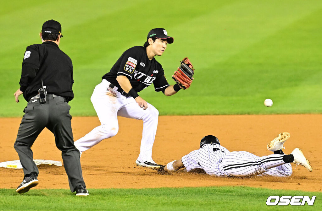 11일 서울 잠실야구장에서 ‘2024 신한 SOL뱅크 KBO 포스트시즌’ 준플레이오프 5차전 LG 트윈스와 KT 위즈의 경기가 열렸다.LG는 임찬규, KT는 엄상백을 선발 투수로 내세웠다.3회말 1사 1루에서 LG 신민재가 2루 도루에 성공하고 있다. 2024.10.11 / jpnews@osen.co.kr