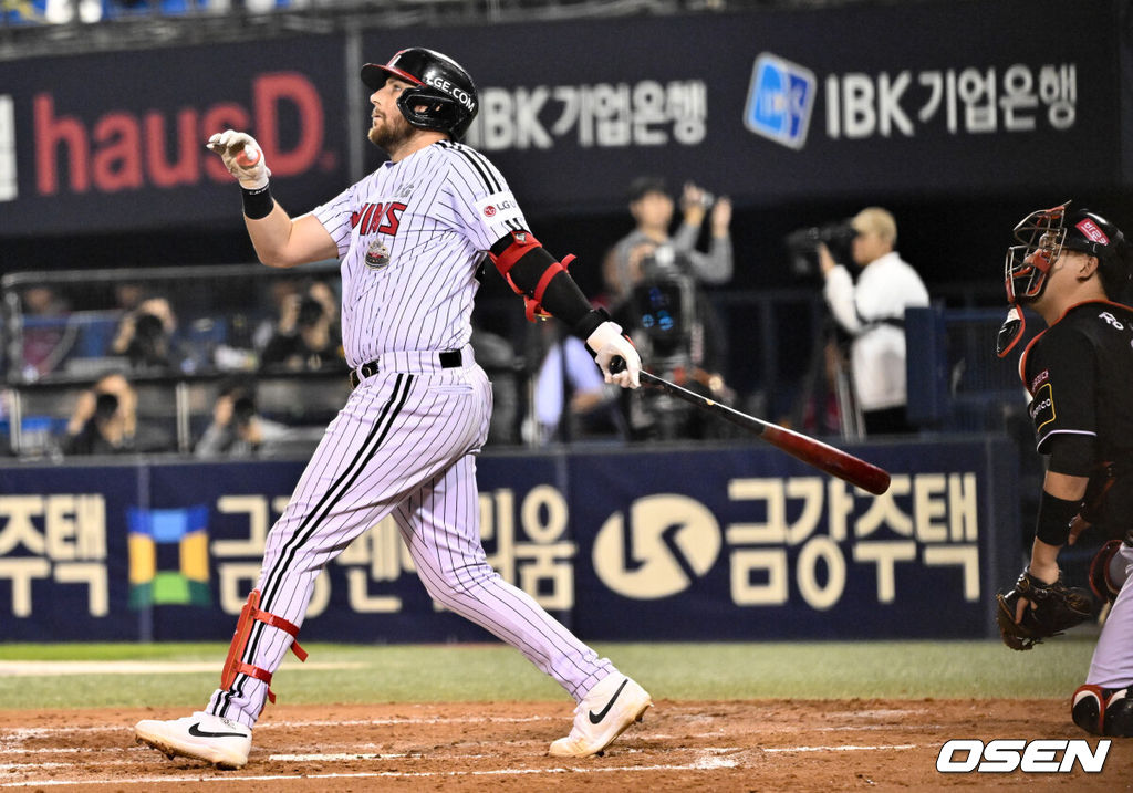 11일 서울 잠실야구장에서 ‘2024 신한 SOL뱅크 KBO 포스트시즌’ 준플레이오프 5차전 LG 트윈스와 KT 위즈의 경기가 열렸다.LG는 임찬규, KT는 엄상백을 5차전 선발 투수로 내세웠다.3회말 1사 3루 LG 오스틴이 희생타를 날린 뒤 타구를 바라보고 있다. 2024.10.11 /cej@osen.co.kr