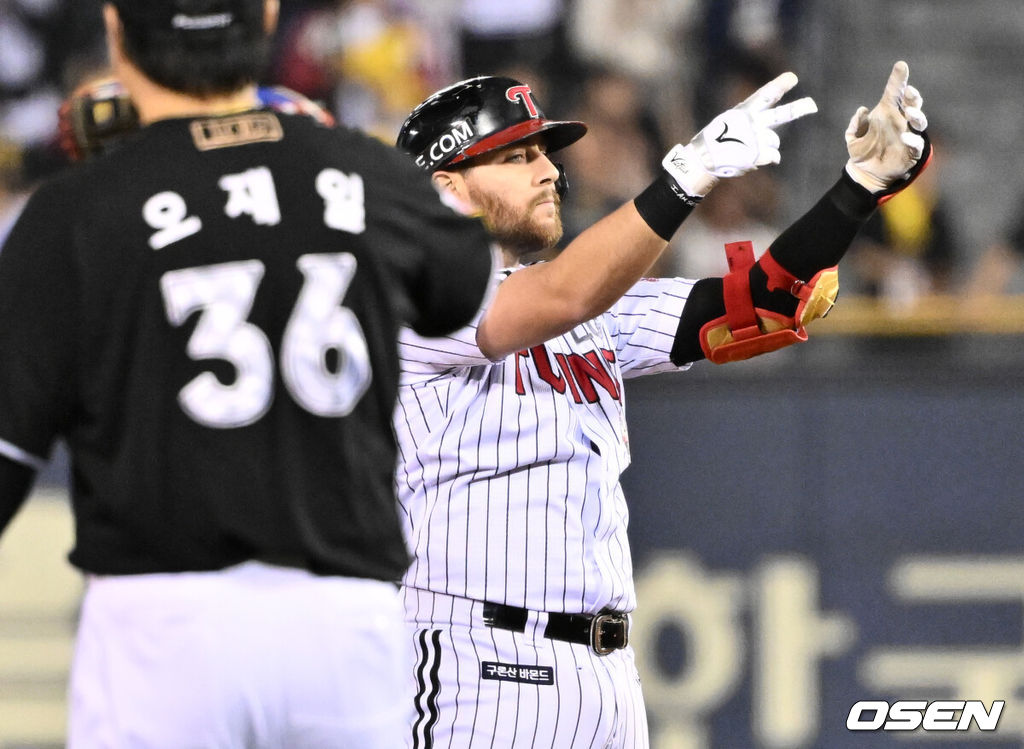 11일 서울 잠실야구장에서 ‘2024 신한 SOL뱅크 KBO 포스트시즌’ 준플레이오프 5차전 LG 트윈스와 KT 위즈의 경기가 열렸다.LG는 임찬규, KT는 엄상백을 5차전 선발 투수로 내세웠다.1회말 1사 2루 LG 오스틴이 선취 1타점 적시 2루타를 날린 뒤 세리머니를 하고 있다. 2024.10.11 /cej@osen.co.kr