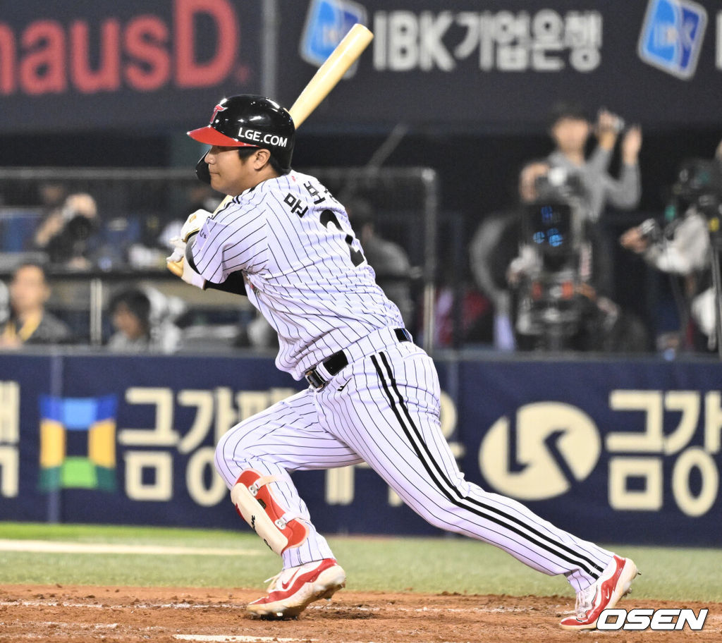 11일 서울 잠실야구장에서 ‘2024 신한 SOL뱅크 KBO 포스트시즌’ 준플레이오프 5차전 LG 트윈스와 KT 위즈의 경기가 열렸다.LG는 임찬규, KT는 엄상백을 5차전 선발 투수로 내세웠다.4회말 1사 LG 문보경이 중전 안타를 날리고 있다. 2024.10.11 /cej@osen.co.kr