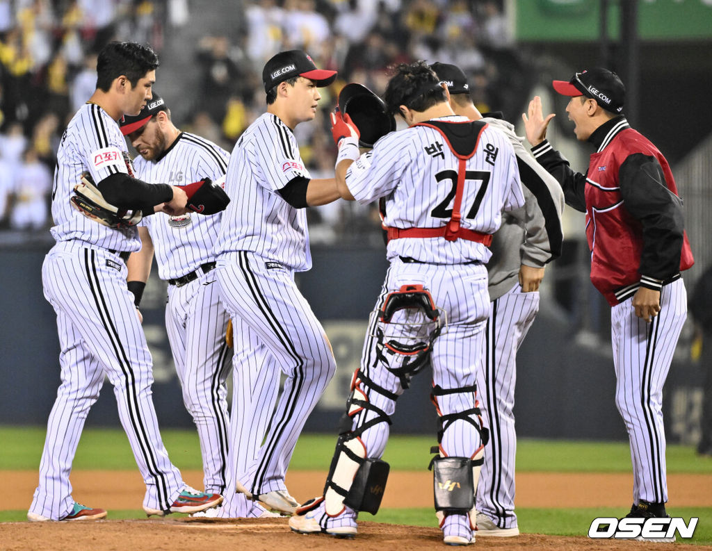 11일 서울 잠실야구장에서 ‘2024 신한 SOL뱅크 KBO 포스트시즌’ 준플레이오프 5차전 LG 트윈스와 KT 위즈의 경기가 열렸다.LG는 임찬규, KT는 엄상백을 5차전 선발 투수로 내세웠다.7회초 무사 1,2루 LG 선발 임찬규가 하이파이브를 하며 마운드에서 내려가고 있다. 2024.10.11 /cej@osen.co.kr